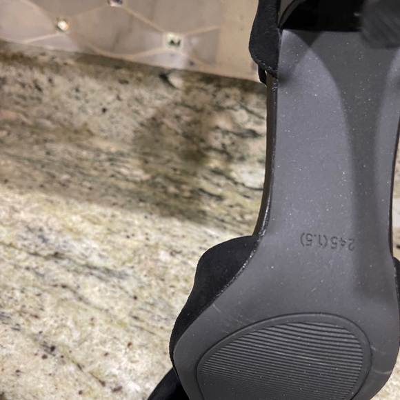 Dress up for the office in this black elegant black heel. - Picture 2 of 5